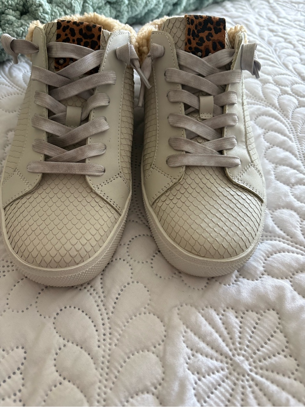 Vince Camuto Cream & Gray Snake-Texture Sneakers with Leopard Accent